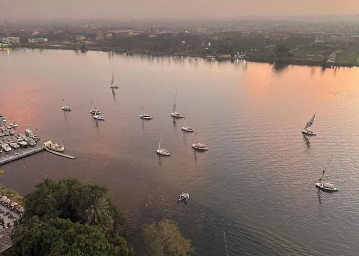 شقة فاخرة بإطلالة مباشرة على النيل الدور 23 Luxury Nile View Apartment 23rd Floor